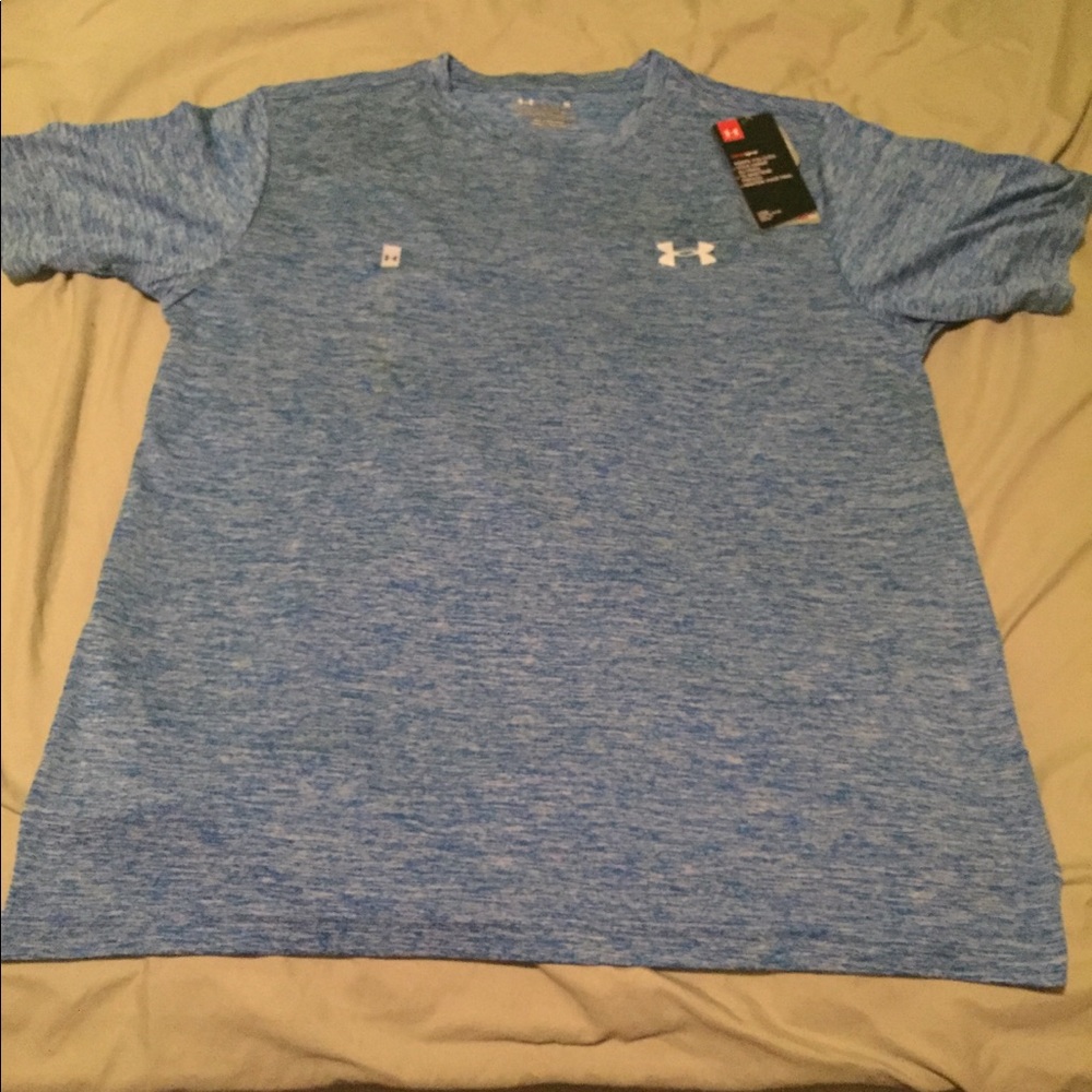 New medium men’s under armor shirt